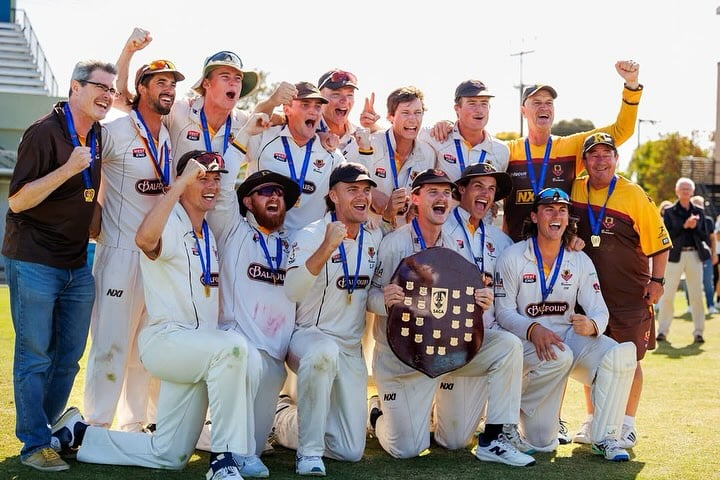 Men's 1st Grade team celebrating their Premiership.